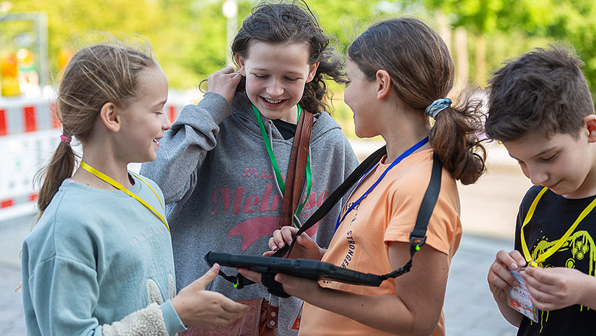 Eine Gruppe junger Spieler löst analoge Rätsel Eine Gruppe junger Spieler löst analoge Rätsel