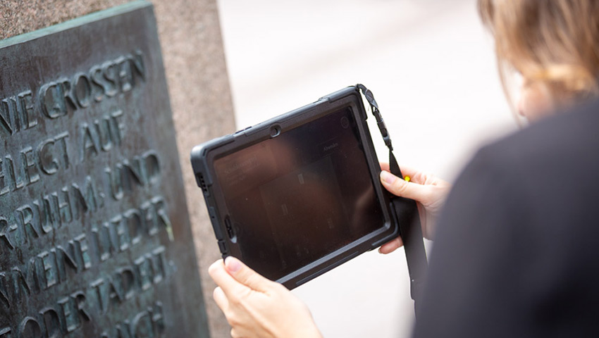 Spielergruppe in der Stadt löst Rätsel auf Outdoor-Handy-Game Spielergruppe in der Stadt löst Rätsel auf Outdoor-Handy-Game